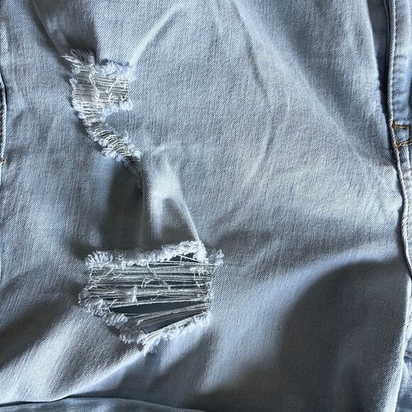 Meri Skye (Dia) Lightwash distressed denim shorts - Picture 5 of 7